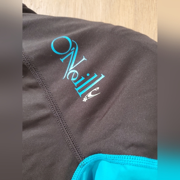 O'NEILL BROWN AND TEAL SHORT SLEEVE RASH GUARD SIZE SMALL - Picture 7 of 12